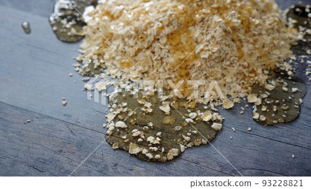用燕麥片和蛋糕糖漿製作糖果 93228821