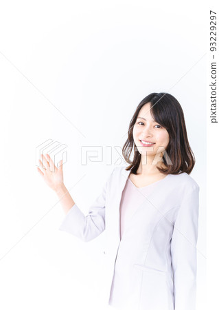 微笑著引導的女人 93229297