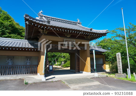 [Shikoku Special 20 Sacred Sites] No. 18 Okunoin Daishido Sanmon Gate of Kaiganji Temple and Summer Blue Sky Tadotsu-cho, Nakatado-gun, Kagawa Prefecture 93231088