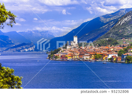 Idyllic lake scenery - beautiful Lago di Garda, view of Malcesine village surrounded by Alps mountains. North of Italy 93232806