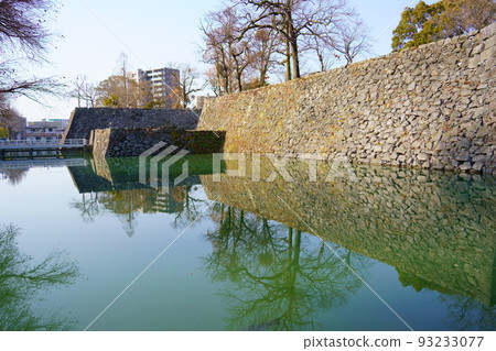 Moat and stone wall of Yatsushiro Castle Ruins (Yatsushiro City, Kumamoto Prefecture) 93233077