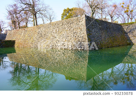 Moat and stone wall of Yatsushiro Castle Ruins (Yatsushiro City, Kumamoto Prefecture) 93233078