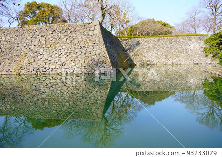 Moat and stone wall of Yatsushiro Castle Ruins (Yatsushiro City, Kumamoto Prefecture) 93233079
