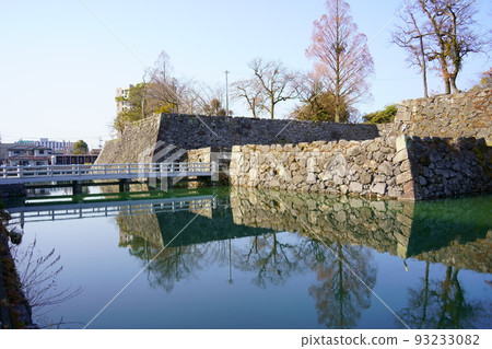Moat and stone wall of Yatsushiro Castle Ruins (Yatsushiro City, Kumamoto Prefecture) 93233082