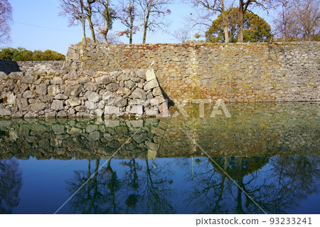 Moat and stone wall of Yatsushiro Castle Ruins (Yatsushiro City, Kumamoto Prefecture) 93233241