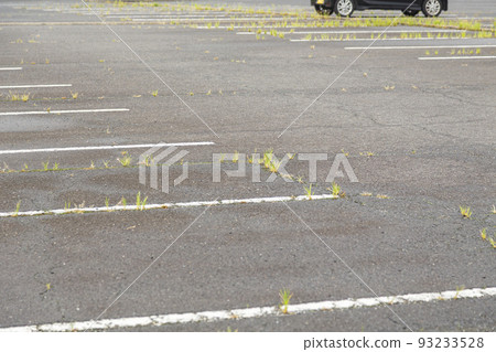 停車場長滿雜草 93233528