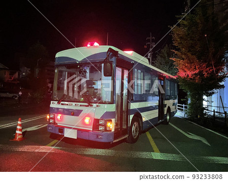 在夜間巡邏期間的防暴警察巴士 2 93233808