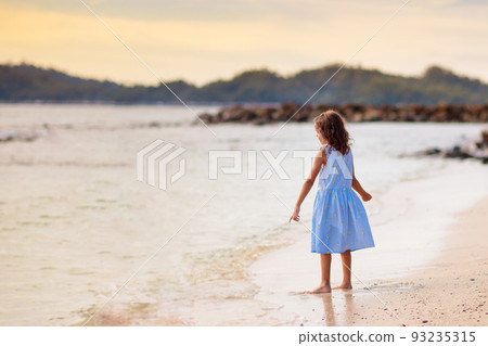 Little girl playing on tropical beach 93235315