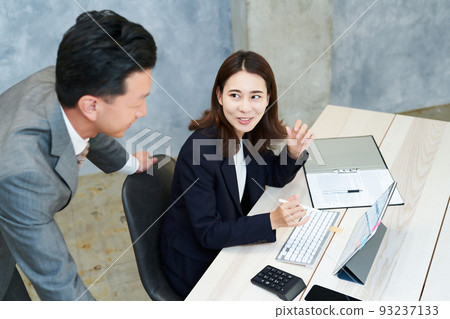 Business people who do desk work 93237133