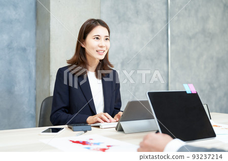 微笑著做辦公桌工作的女商人 微笑著做辦公桌工作的女商人 93237214
