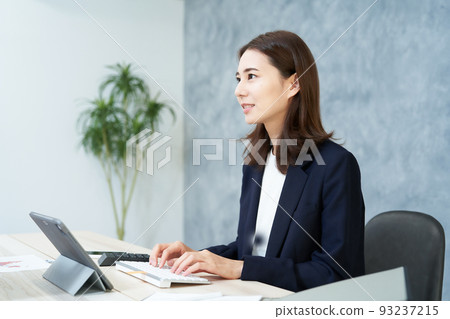 微笑著做辦公桌工作的女商人 93237215