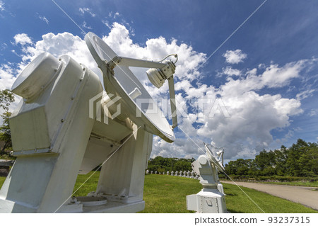 一組用於太陽觀測的射電日光儀天線，在有云的藍天下進行。宇宙，觀察，未知，未來，圖像 93237315