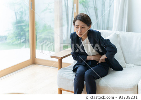 腹痛的女商人（胃痛、月經痛、壓力、商人） 93239231