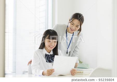 對補習班考試成績感到滿意的女學生 高中生 初中生 93239804