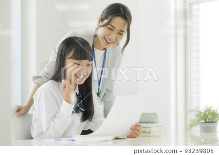 對補習班考試成績感到滿意的女學生 高中生 初中生 對補習班考試成績感到滿意的女學生 高中生 初中生 93239805