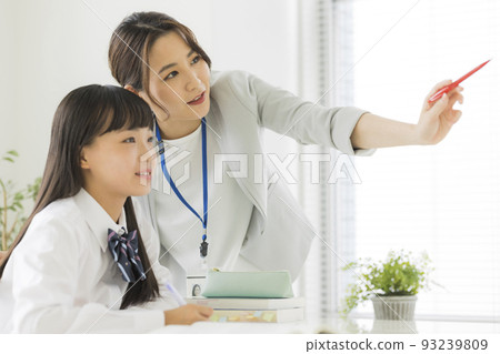 在補習班上課的女學生初中高中生 93239809