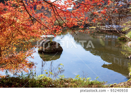 岩屋公園池塘和秋葉 93240938