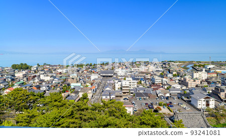 Shimabara Castle "Tourist spot: Shimabara sightseeing" The panoramic view of the Shimabara city area and Ariake Sea from the observatory with the spring sky in the background 93241081
