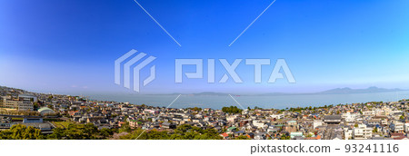 島原城“旅遊景點:島原觀光”以春天的天空為背景,從展望台可以看到島原市區和有明海的全景 島原城“旅遊景點:島原觀光”以春天的天空為背景,從展望台可以看到島原市區和有明海的全景 93241116