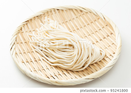 濾鍋中的烏冬面,生麵條,白色背景 濾鍋中的烏冬面,生麵條,白色背景 93241800