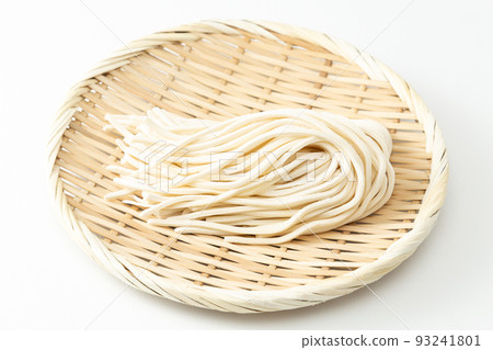 濾鍋中的烏冬面,生麵條,白色背景 濾鍋中的烏冬面,生麵條,白色背景 93241801