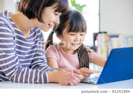 在家編程的女孩 93241994