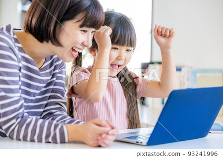 在家編程的女孩 93241996