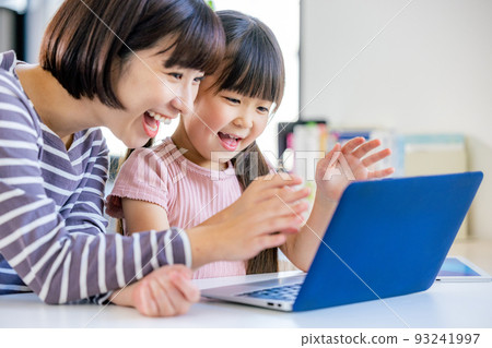 在家編程的女孩 93241997