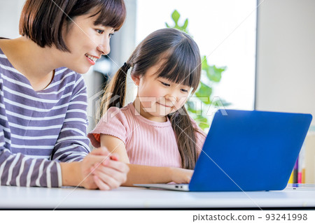 在家編程的女孩 93241998