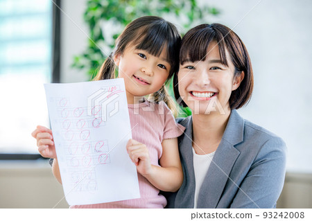 小學生在補習班考試得100分很開心 93242008