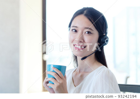 在辦公室喝咖啡休息的女人 在辦公室喝咖啡休息的女人 93242194