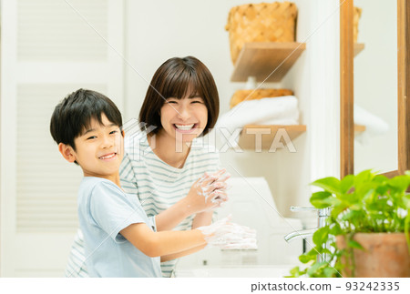 父母和孩子在洗手間洗手 93242335