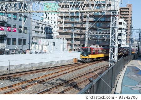 京阪公園站北側開往光善寺方向的特快列車。 93242706