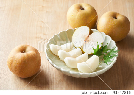 盤子上的梨（Kosui） 93242816