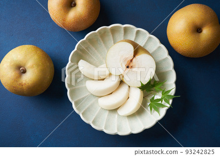 Pears served on a plate (Kosui) 93242825