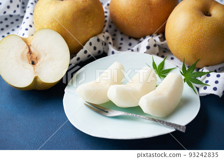 Pears served on a plate (Kosui) Pears served on a plate (Kosui) 93242835