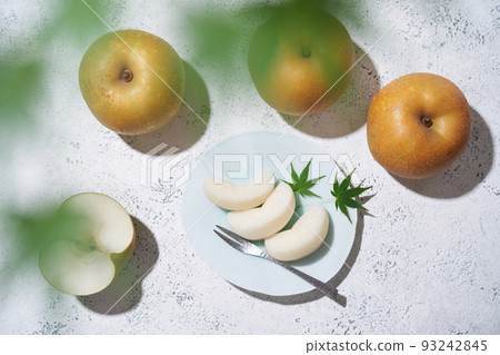 Pears served on a plate (Kosui) 93242845