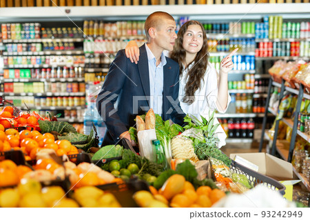 Portrait of a happy young man and girl in a supermarket 93242949
