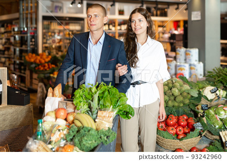 Portrait of a happy young man and girl in a supermarket 93242960