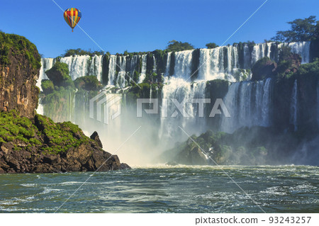 漂浮在世界遺產伊瓜蘇瀑布上方的氣球 漂浮在世界遺產伊瓜蘇瀑布上方的氣球 93243257