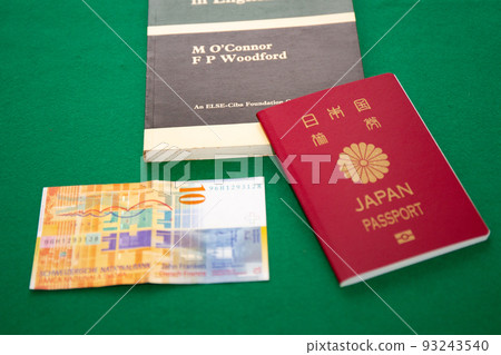 平裝本、瑞士法郎鈔票和護照 93243540