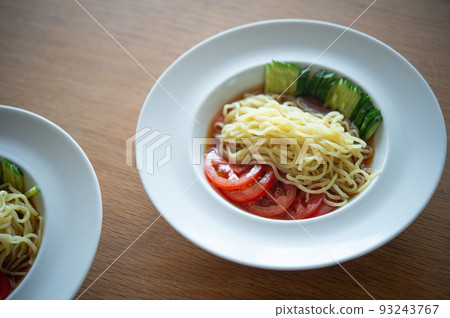 chilled Chinese noodles  93243767