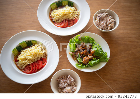 Chilled Chinese noodles and horumon grilled table Chilled Chinese noodles and horumon grilled table 93243778