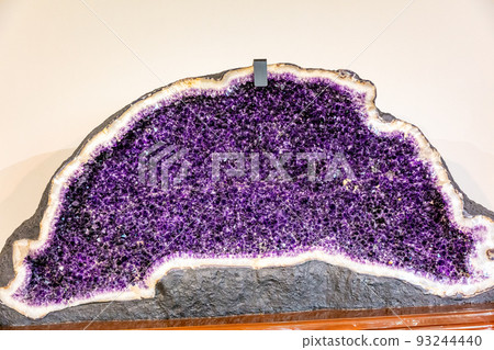 Amethyst Ore 93244440