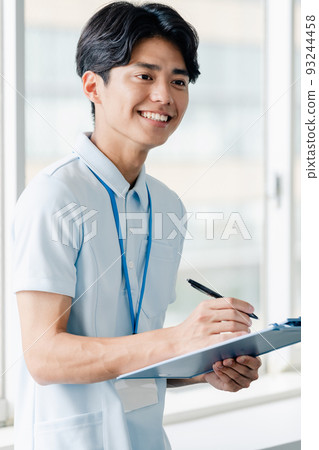 做筆記的男性照料者 93244458