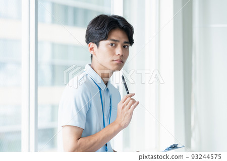 做筆記的男性照料者 93244575