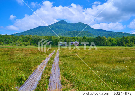 尾瀨(福島縣檜枝村) 從下代的尾瀨原看三原地區的山間小屋和日致岳 尾瀨(福島縣檜枝村) 從下代的尾瀨原看三原地區的山間小屋和日致岳 93244972