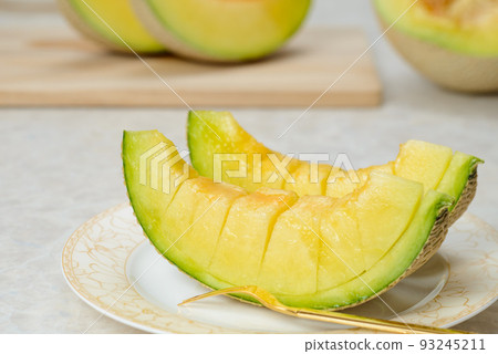 Sweet and delicious muskmelons Beautifully meshed melons are used as gifts 93245211