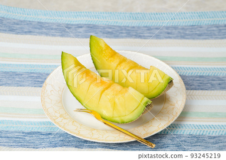 Sweet and delicious muskmelons Beautifully meshed melons are used as gifts Sweet and delicious muskmelons Beautifully meshed melons are used as gifts 93245219