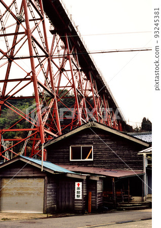 2006 Former Amarube Bridge and a wooden house at the base 93245381
